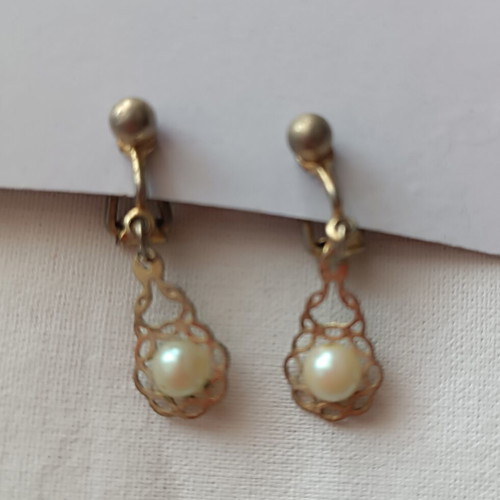 Vintage metal earrings with pearl and clip fastening