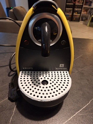 Nespresso espresso machine and milk frother like new