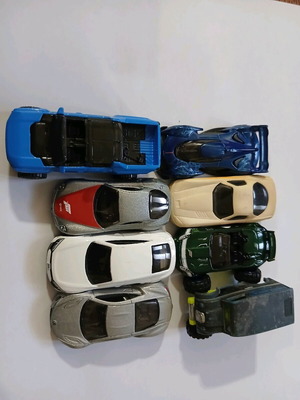 Hot Wheels 8 toy cars like new