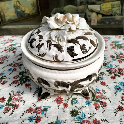 Ceramic centerpiece used, hand-painted from Italy