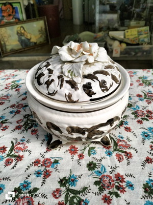 Ceramic centerpiece used, hand-painted from Italy