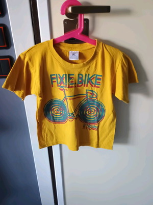 T-shirt used for 6 years old, yellow, size 116 cm