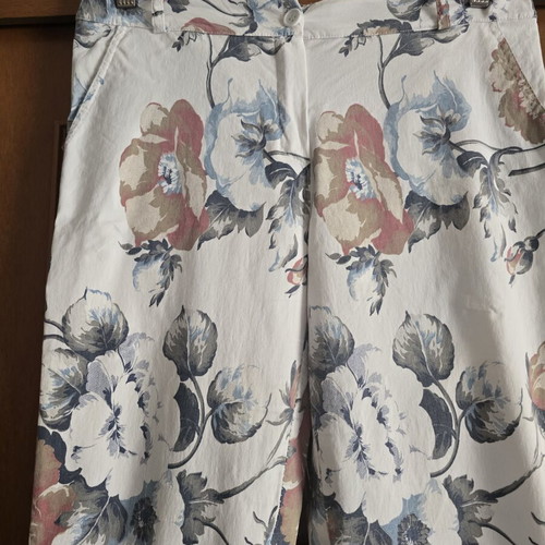Women's pants with floral pattern on white background, like new, size XL