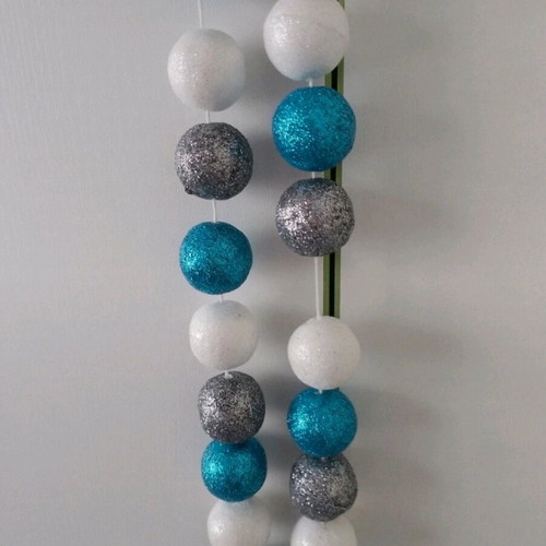 Garland with balls like new, approximately 120cm long
