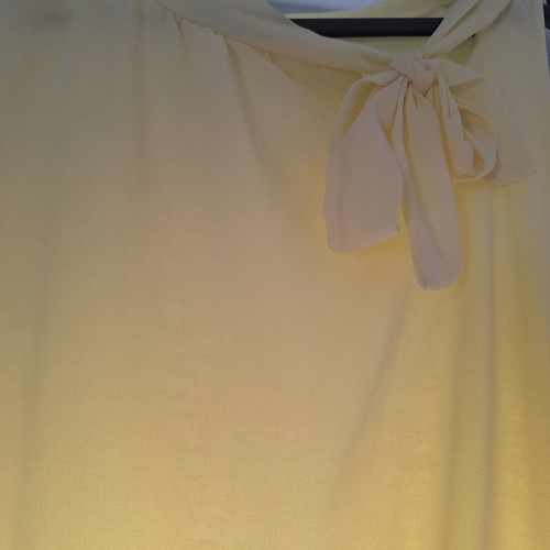 Blouse yellow used, loose fit covering belly