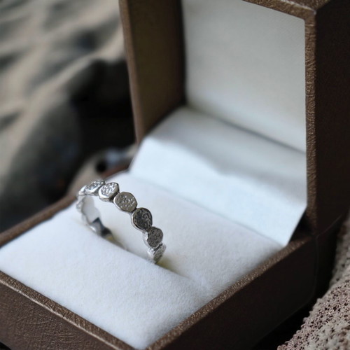 Ammódis ring new, 925 silver with embossed sand pattern