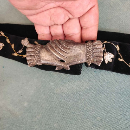 Embroidered velvet belt with silver clasp, two hands