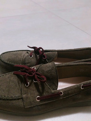 Σουέντ μοκασίνια καινούργια, χακί με μπορντό κορδόνι, νούμερο 39