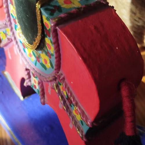 Elephant Feng Shui decorative rocking figurine made of papier-mâché like new