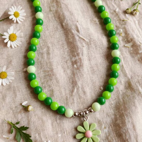 Handmade green beaded spring and summer necklace new
