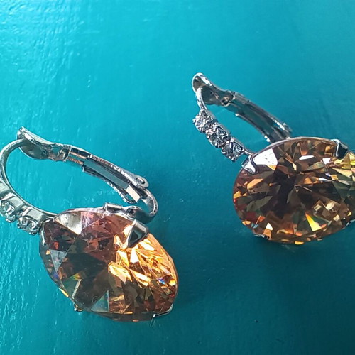 Earrings with oval champagne crystal, like new