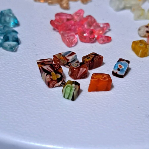 Set of assorted mineral chips and glass beads, 115g