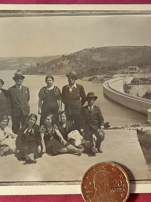 Φωτογραφία Μαραθώνας φράγμα μεταχειρισμένη, ασπρόμαυρη προπολεμική παρέα