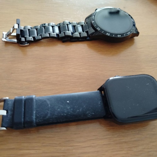 Smart watch like new, fully functional with chargers