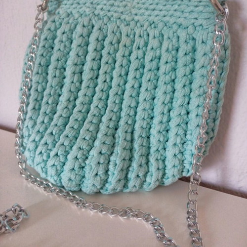 Handmade knitted crossbody bag with silver chain and coral design