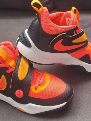 Nike Team Hustle D11 баскетболни обувки като нови, номер 38.5, многоцветни
