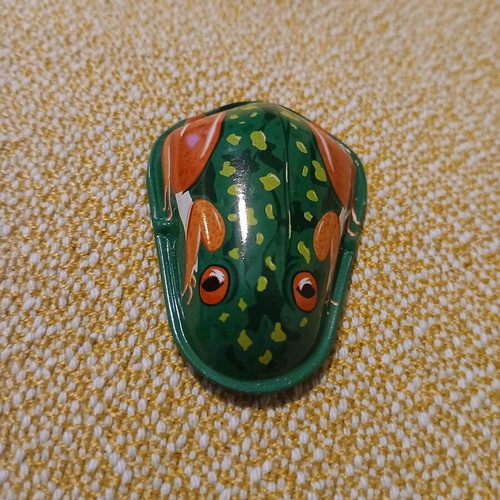 Frog toy with tin sound new children's toy