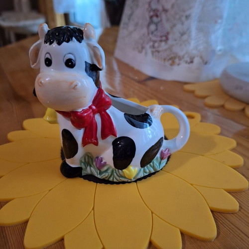Milk jug cow like new, made in Taiwan