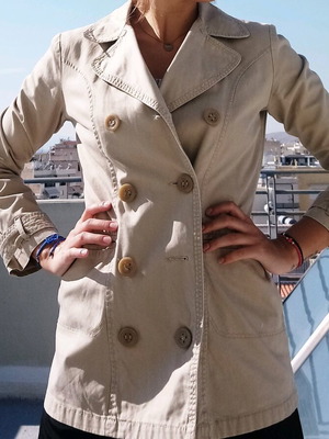 Trench coat like new, size large, beige