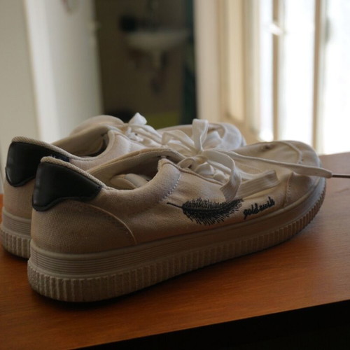 Men's athletic shoes used, size 40, white with tear