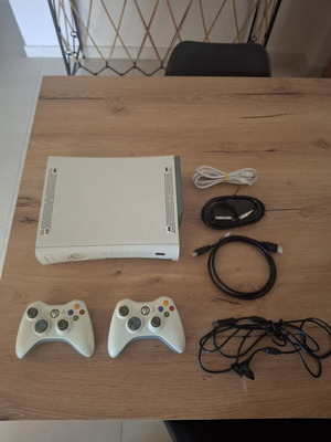 Xbox 360 κονσόλα μεταχειρισμένη με 2 χειριστήρια και καλώδια