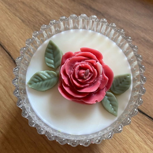 Candle in rose container new, plant-based soy 120g with white musk scent