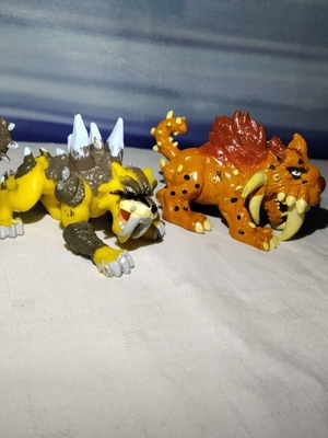 Megasmilodon Dinofroz figures used, set of 2, Giochi Preziosi 2012