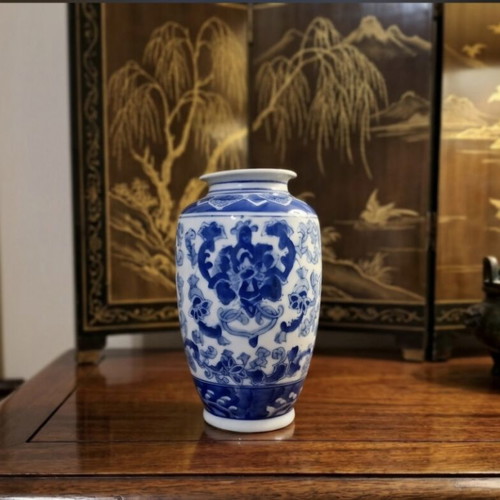 Chinese porcelain vase like new, blue and white floral design