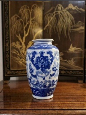 Chinese porcelain vase like new, blue and white floral design