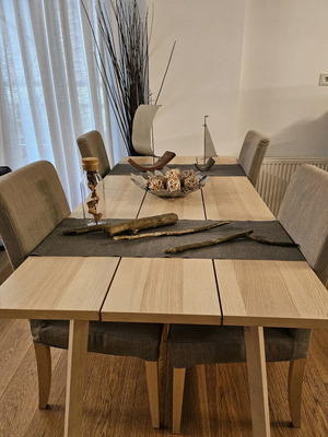 Τραπέζι τραπεζαρίας IKEA YPPERLIG σε άριστη κατάσταση, μασίφ ξύλο και μεταλλικό σκελετό