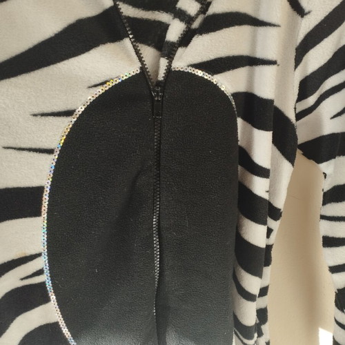 Onesie cat like new, black and white, size M
