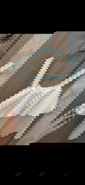 Τοπ σατέν αφορετο τέλεια εφαρμογή σε λευκό χρώμα