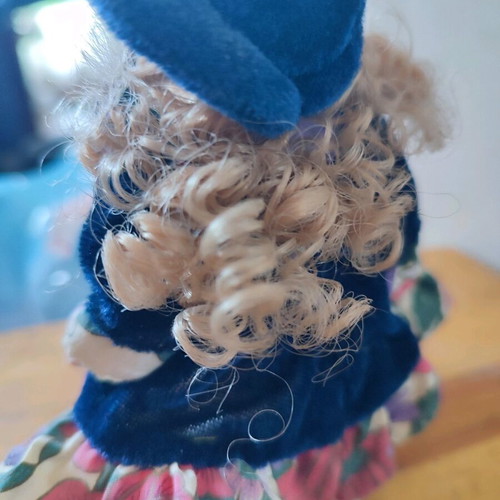 Porcelain doll vintage small, like new, collectible