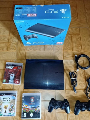 PlayStation 3 Super Slim 12GB употребяван с 3 оригинални игри и контролери