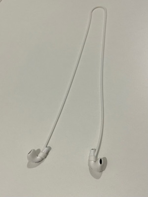 Σετ αξεσουάρ AirPods σαν καινούργιο με σιλικόνη λουράκι και καθαριστικό θήκης