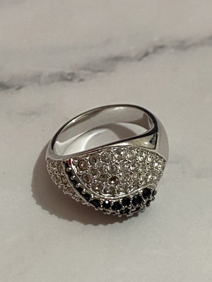 Ring with white and black rhinestones used