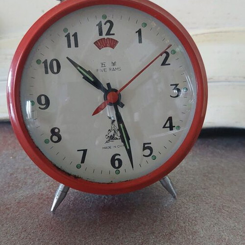 Five Rams wind-up table clock used, analog