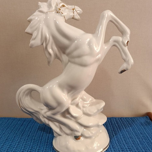 Decorative horse used, porcelain in excellent condition