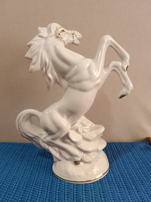 Decorative horse used, porcelain in excellent condition