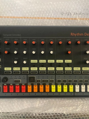 Behringer RD-8 Rhythm Designer Mk1 drum machine με θήκη μεταφοράς