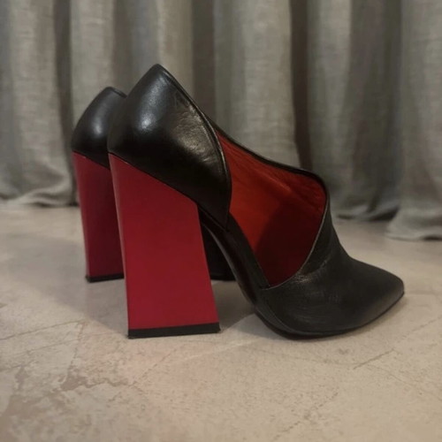 Black leather pumps with red heel like new