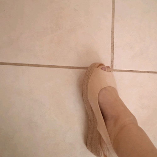 GoGo Shoes beige peep toe sandals like new, size 37