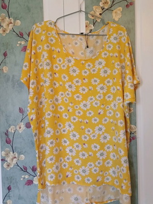 Celestino summer blouse with daisies like new, yellow, size XL-XL