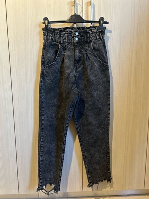 Τζιν mom fit Stradivarius σαν καινούργιο, μαύρο ξεπλυμένο, μέγεθος XS