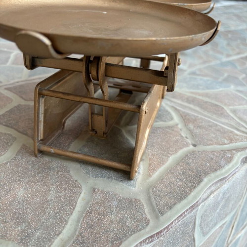 Old grocer's scale like new