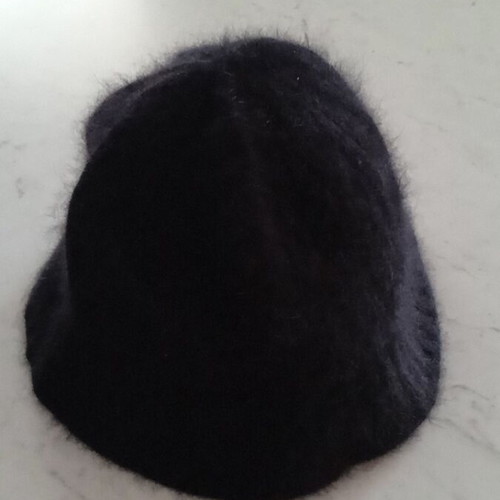 Women's wool hat like new, black