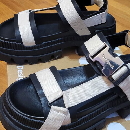 Desigual Chunky Platforms size 36 like new, beige and black