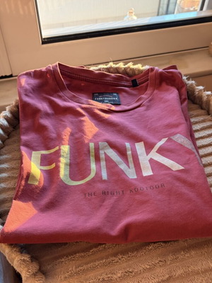 Funky Buddha T-shirt small, like new, burgundy