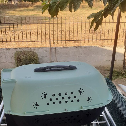 Pet Carrier like new with secure screw connections