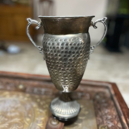 Χειροποίητο μεταλλικό διακοσμητικό βάζο μεταχειρισμένο με ανάγλυφη σφυρήλατη υφή
